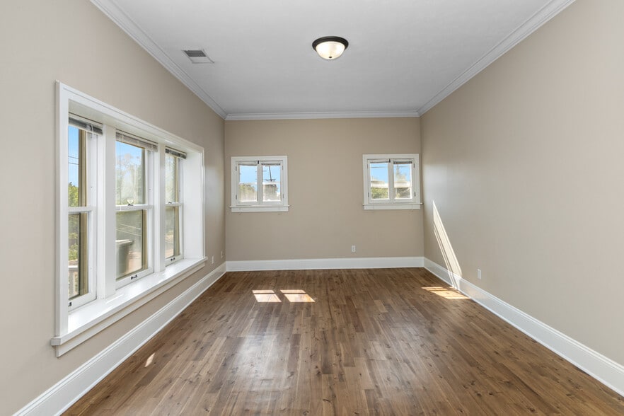 Building Photo - 835 Cherry St SE