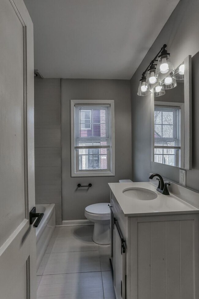 Building Photo - Amazing Aksarben Home