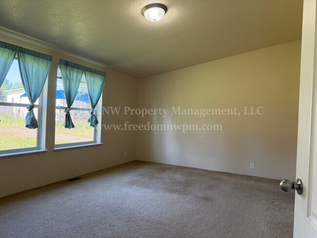 Building Photo - 1411 SE Fireweed Rd