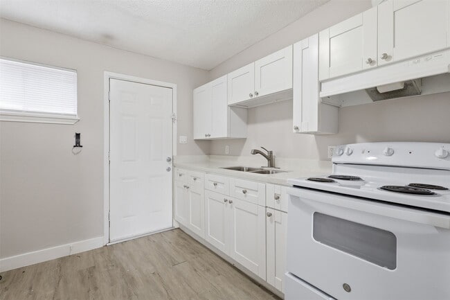 Building Photo - 7823 Glass St