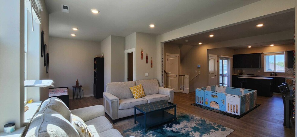Building Photo - 13114 13th Park W