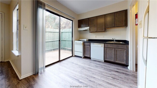 Building Photo - 725 Peppertree Dr