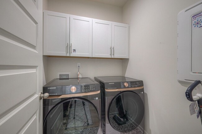 Building Photo - Beautiful 4 bed 3.5 bath over 3000 sq. ft. home with lots of upgrades in Mt. Juliet.  Perfect ent...