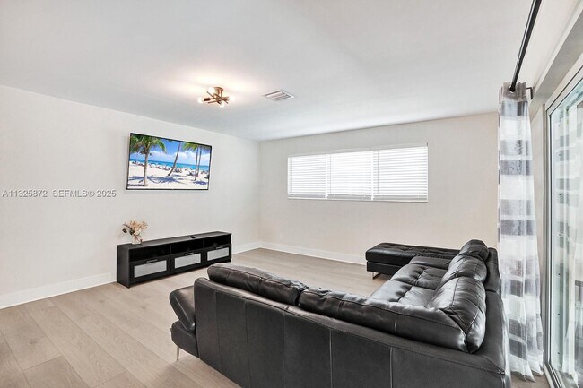 Building Photo - 1018 Adams St