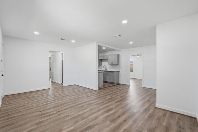 Building Photo - 5962 Ridgeway Dr