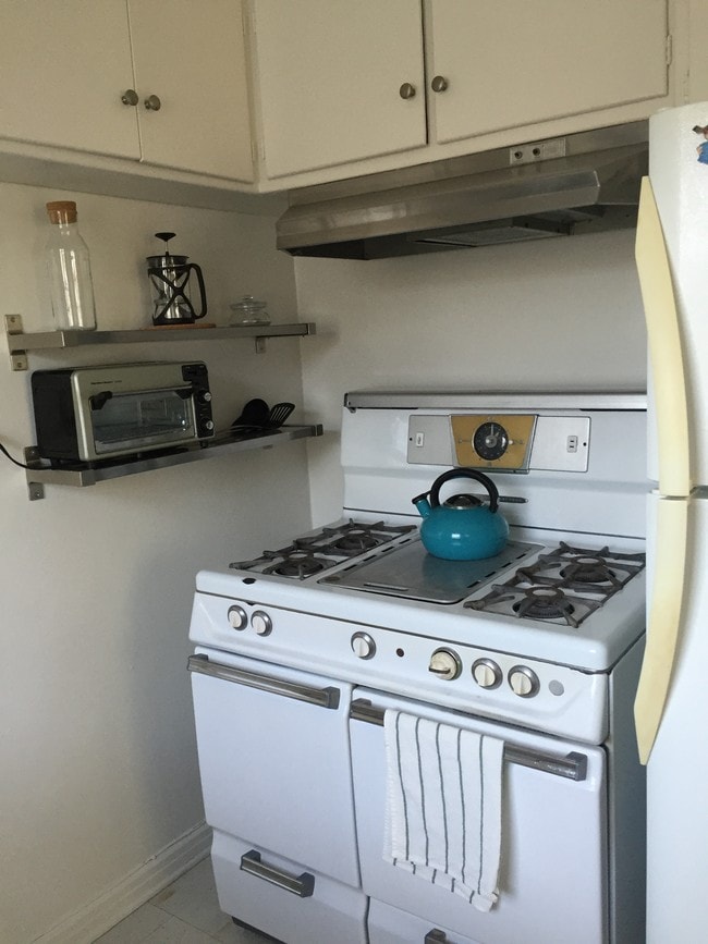 Building Photo - 10327 1/4 Ashton Ave