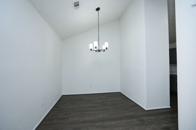 Building Photo - 19938 Laurel Trail Dr