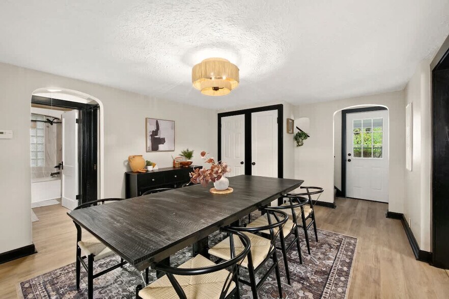 Building Photo - 303 E Washington St