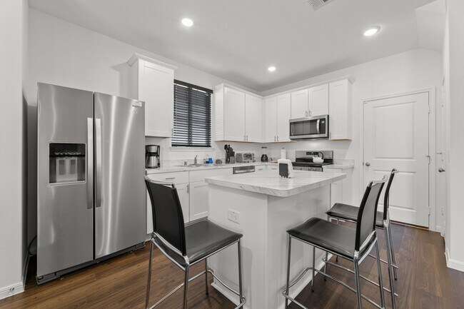 Building Photo - 16424 Big Hickory Dr