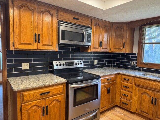 Building Photo - Spacious Harvey Oaks 4-bedroom home with classic charm and modern updates