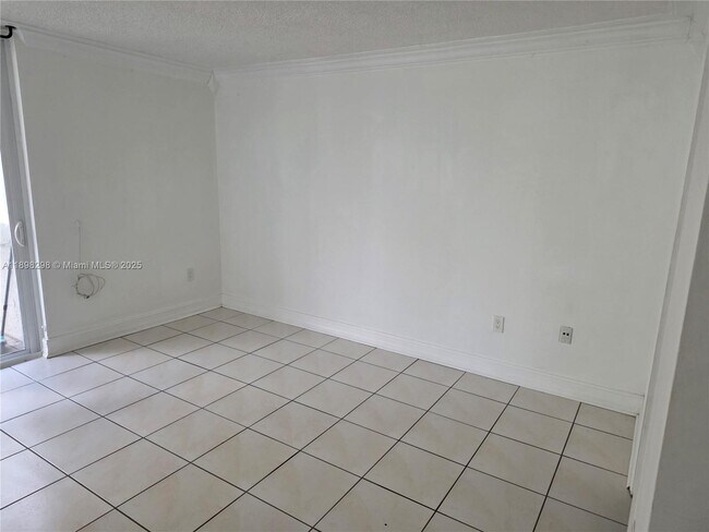 Building Photo - 10000 NW 80th Ct