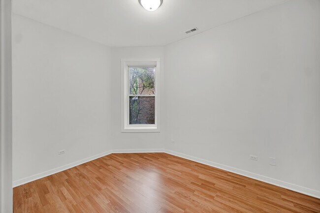Building Photo - 1826 S Hamlin Ave