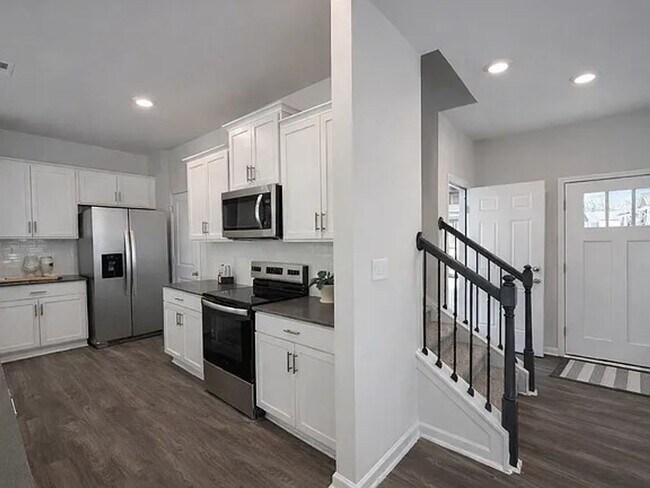 Building Photo - 1302 Falls of Hickory