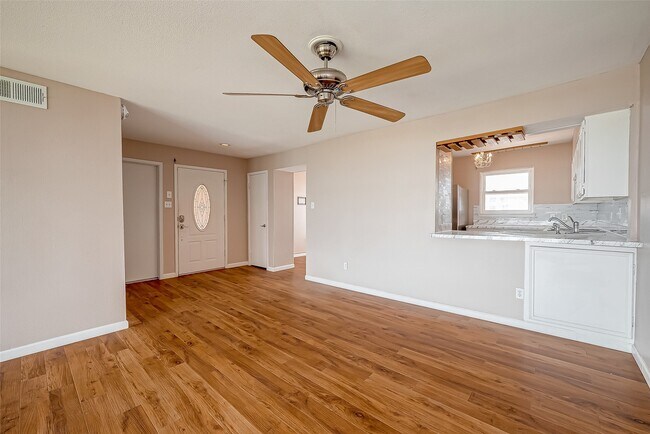 Building Photo - 10 Mariner Village Dr