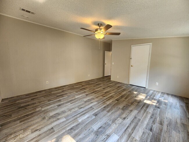 Building Photo - 3 Bed 2 Bath  FENCED land w/ Workshop 3 Miles from WEC!