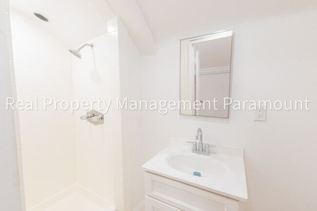Building Photo - 433 W 56th St