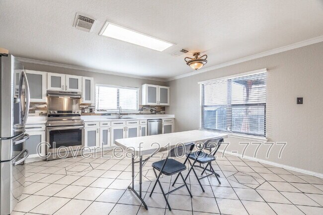 Building Photo - 6203 Lakeview Dr.