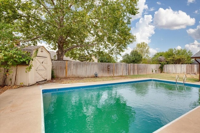 Building Photo - 2508 NE Turtle Creek Dr