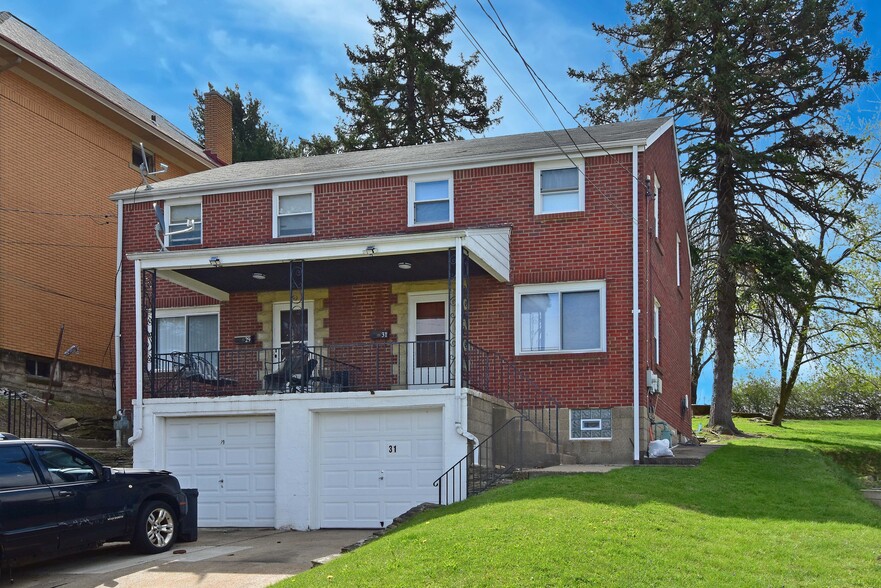 Welcome to 31 Marylea in Brentwood! (unit on right side) - 31 Marylea Ave