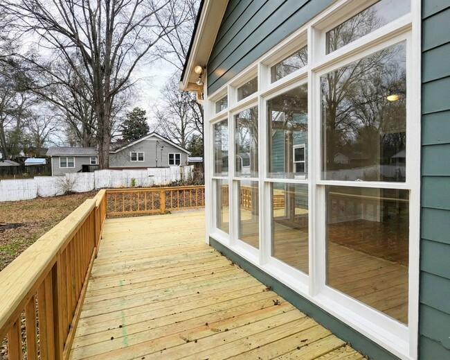 Building Photo - 402 Laurel St