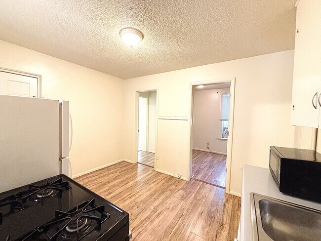 Building Photo - 560 S 600 E