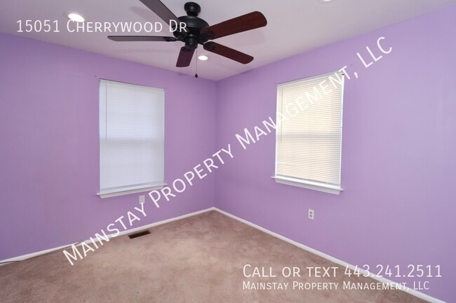 Building Photo - Updated End Unit Townhome W/ Fenced in Yard!