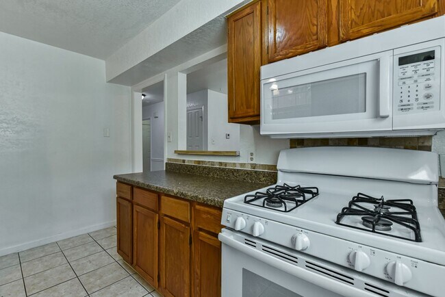 Building Photo - 1128 Royal Crest Dr
