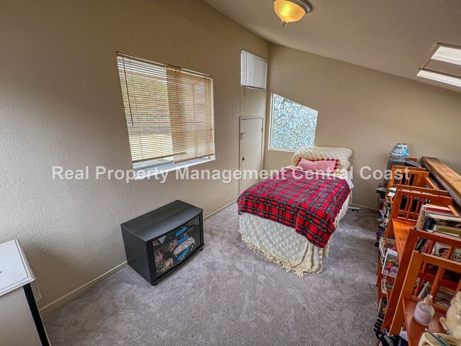 Building Photo - AVAILABLE AUGUST - Charming Cottage in Los...