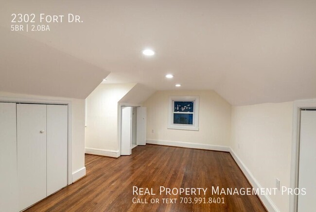 Building Photo - 2302 Fort Dr