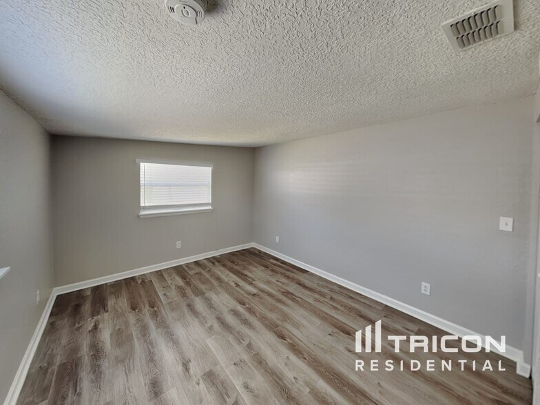 Building Photo - 803 8th Ave N