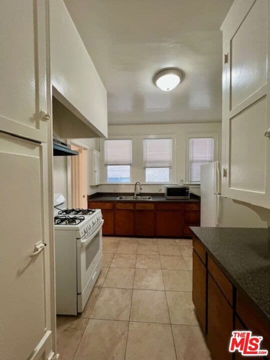 Building Photo - 860 S Berendo St