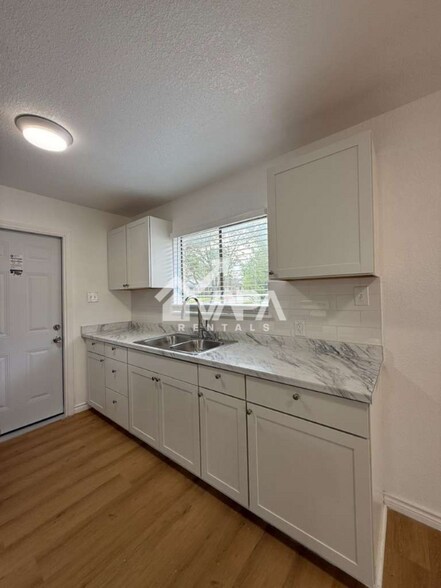 Building Photo - 222 Kerry Brook Dr