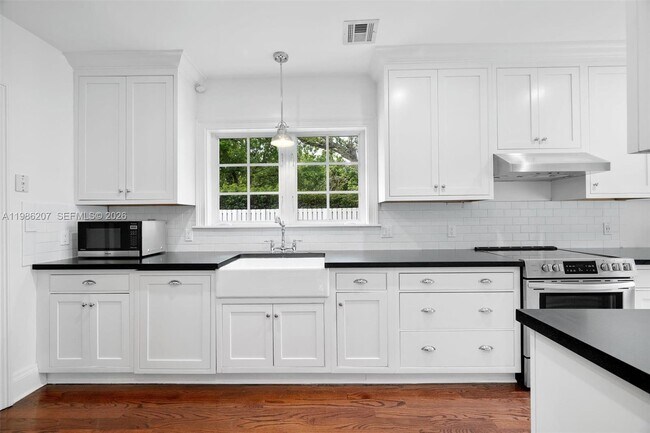 Building Photo - 285 NE 105th St