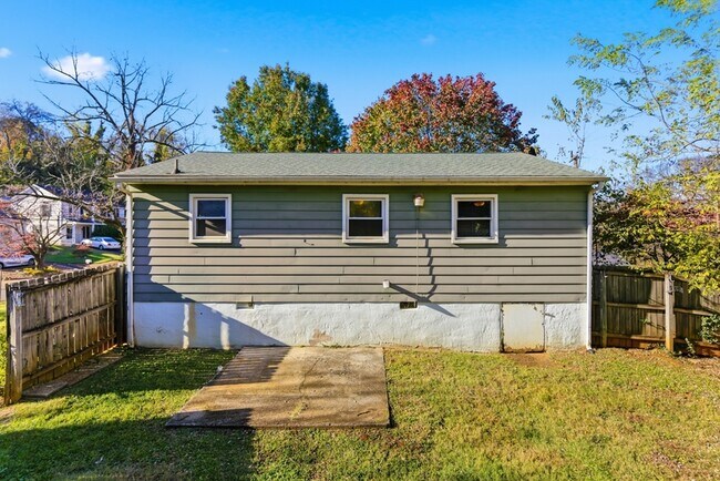 Building Photo - 900 Kingland Ave