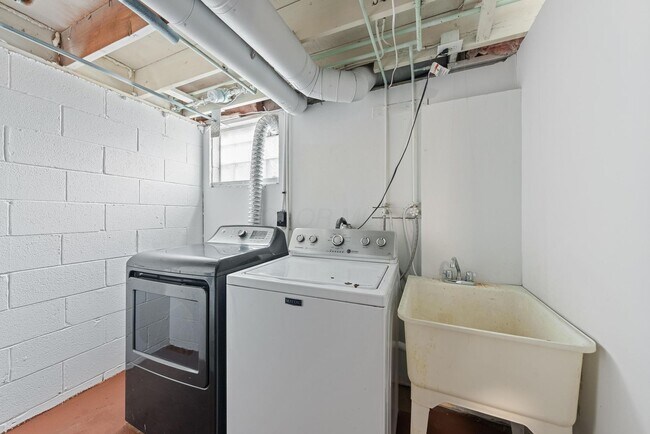 Building Photo - 444 Edinburgh Rd