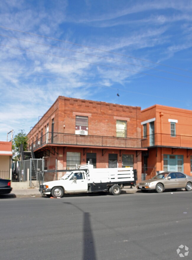 Primary Photo - 709 S Oregon St