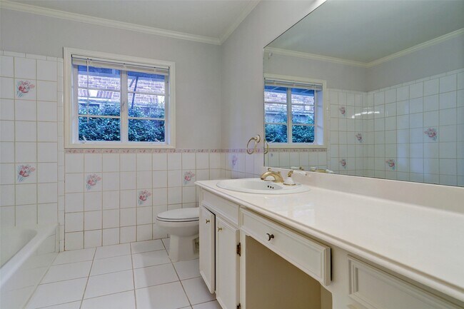 Building Photo - 4515 Oakshire Dr