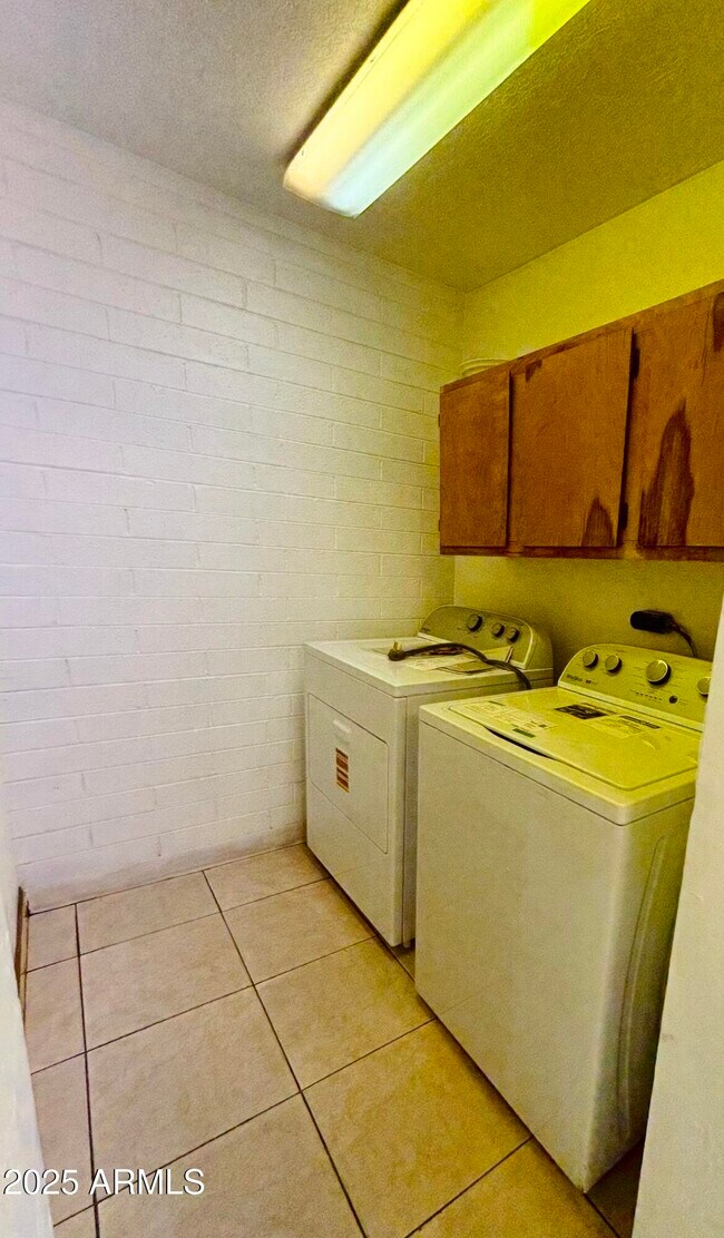Building Photo - 4842 W Elm St