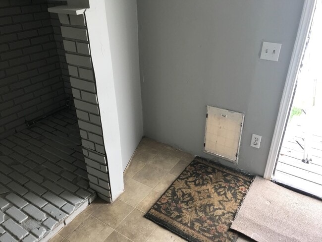 Building Photo - 220 Doty St