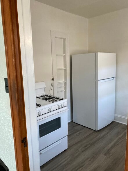 Gas Stove/New Refridg/flooring - 3821 Wayne Ave