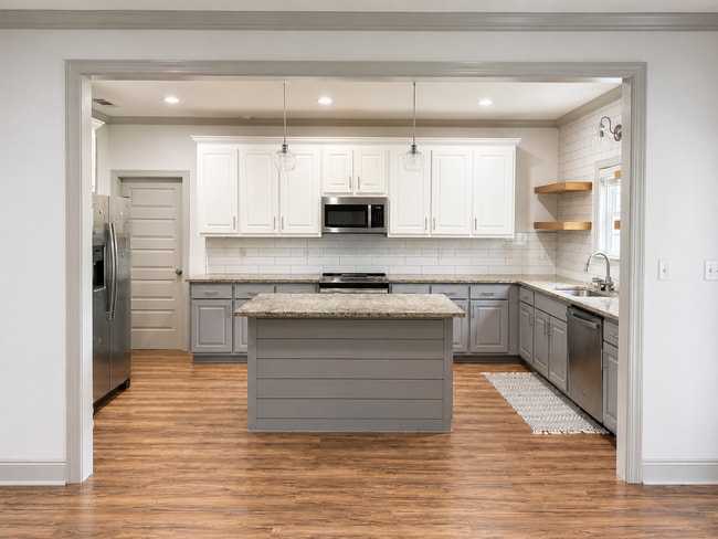 Building Photo - 5 Bedroom Home in West Lee County