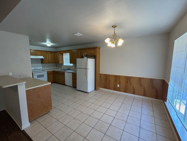 Building Photo - 10100 Valencia Dr