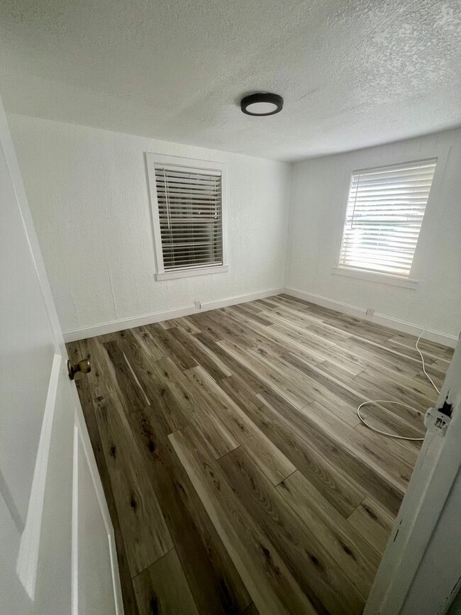 Building Photo - Newly Renovated 3/1 House with 2 car garag...