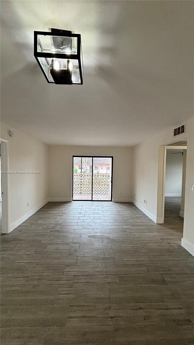 Building Photo - 20905 NE 8th Ct