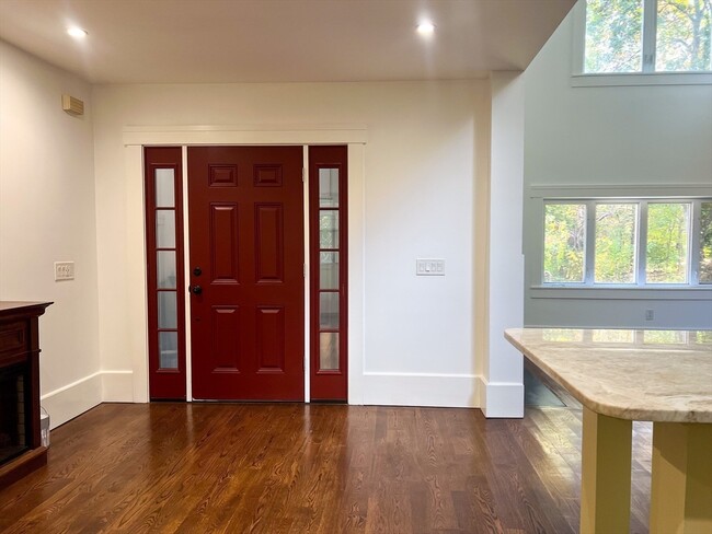 Building Photo - 125 Maple St