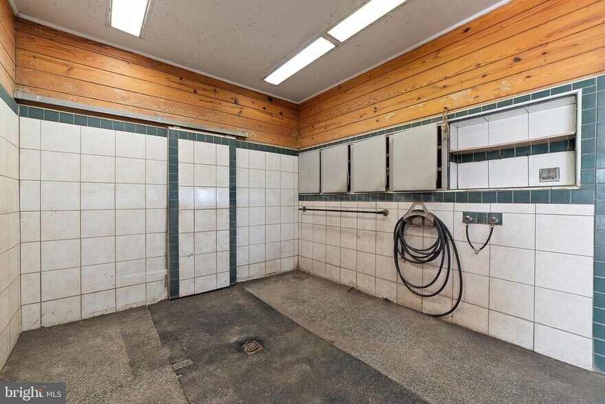 wash stall - 19606 Ridgeside Rd