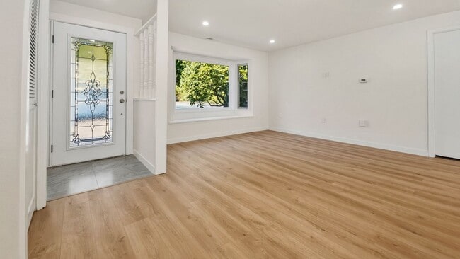 Building Photo - Fully Remodeled 2 Bed 2 Bath Front Unit in Prime Lynnwood Location