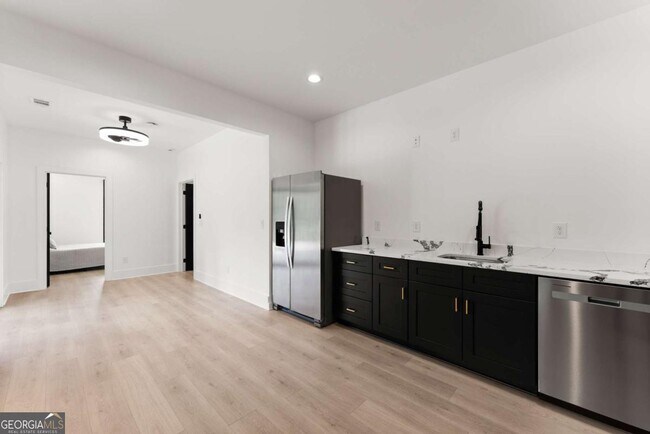 Building Photo - 151 S Pointe Dr