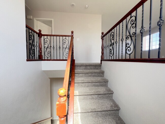 Building Photo - 4 bedroom, 3 bathroom home located in Southwest, NV!