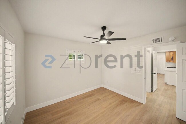 Building Photo - Unit